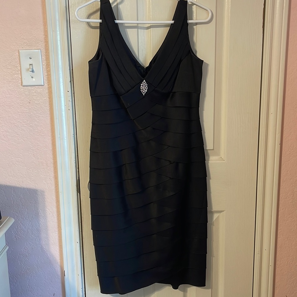 Elegant cocktail evening dress. Jones studio.